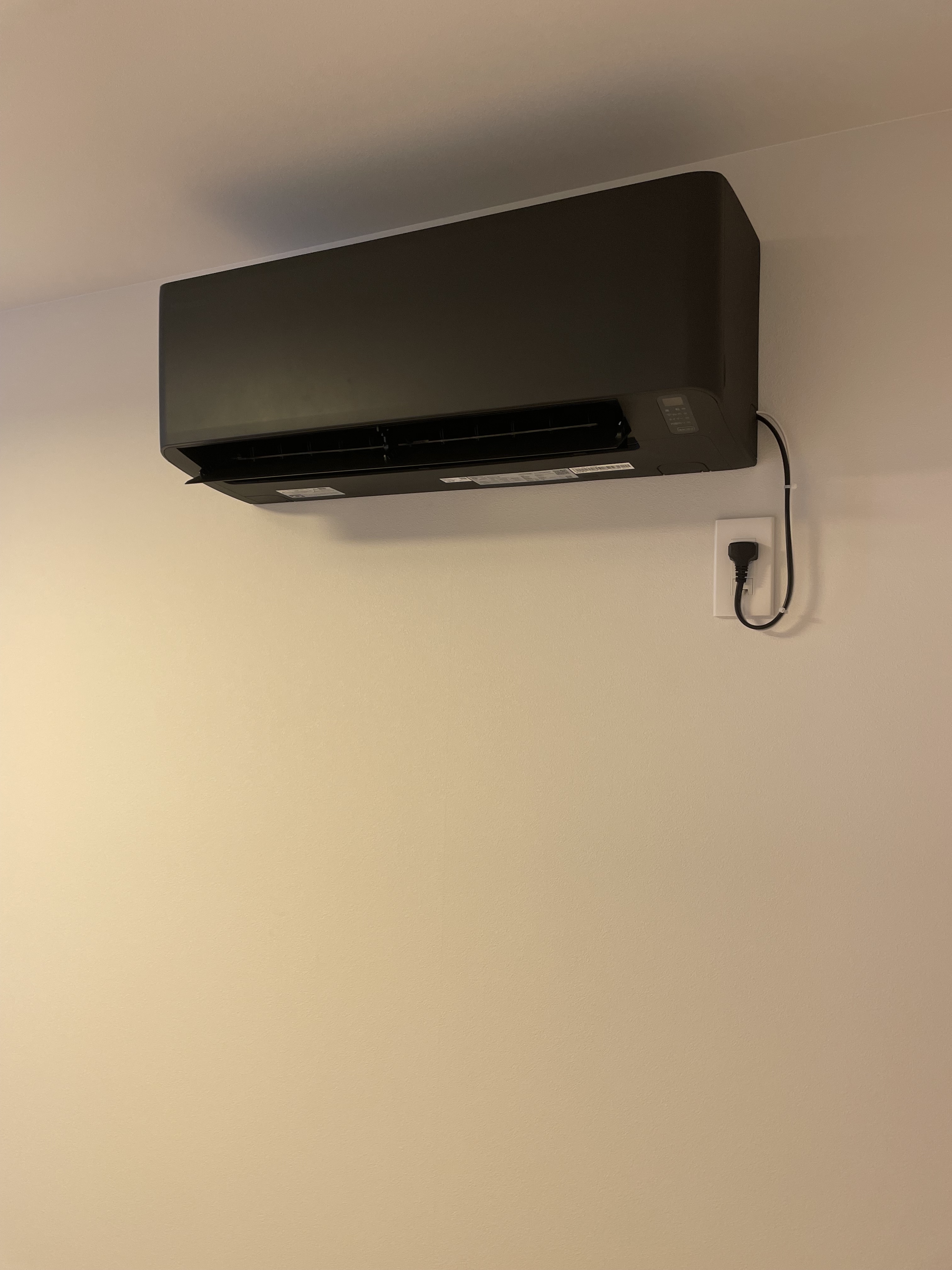 早良区一戸建ての黒いエアコン取付工事